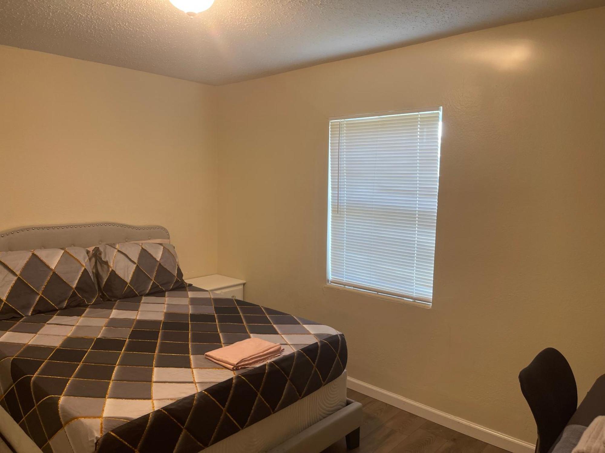 Private Queen Bedroom C Shared Common Spaces Fort Pierce Exteriör bild